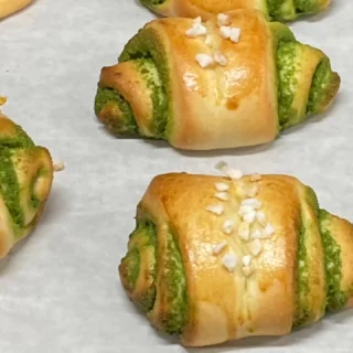 先日のカルチャー教室「手づくりパン教室」の画像です♪
今回のメニューは…
「抹茶カルダモンロール」
カルダモン香る生地に抹茶のフィリングを重ね、巻いたものです。
もう一品は「バターボール」
コロナ禍に御殿場市民会館のYouTubeでも紹介した手ごね~手刀成型です。
焼いたあとにバターを絡めて グラニュー糖とシナモンシュガーをまぶして完成!
まぶすものは チーズやきな粉やカレー粉 なんでもアレンジ出来ますよ♪
#カルチャー教室 #カルチャースクール #手づくり #パン#カルダモン #カルダモンロール #御殿場市民会館 #youtube で紹介した #バターボール #手ごね #手刀成型#gotembagram #gnews3776 #gotembasen_net #gotembashiminkaikan #gotemba
