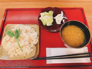 .
秩父宮記念公園うぐいす亭です☕️
うぐいす亭では、季節のご飯プレートが『たけのこちらし寿司』から『新玉ねぎの炊き込みご飯』に変わりました!
園内の畑で採れた新玉ねぎの優しい甘さとバターのコクがマッチしてクセになる美味しさです!
ピクルスと味噌汁付きで900円での販売です。
この季節限定のご飯プレートをぜひご賞味ください☺️
#秩父宮記念公園
#秩父宮記念公園うぐいす亭
#季節のご飯プレート
#新玉ねぎ
#バターの風味
#期間限定
#園内産野菜
#自家製ピクルス