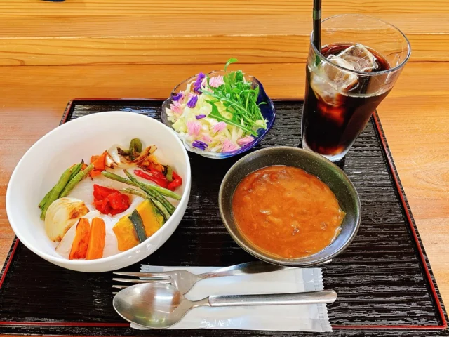 .

秩父宮記念公園うぐいす亭です☕️

明日6/15は父の日ですね！

うぐいす亭では、父の日限定メニューとしまして明日限定でグリル野菜カレーを販売致します🍛

彩り豊かな季節の野菜を香ばしくグリルし、スパイスの効いたビーフカレーと合わせたヘルシーで満足感たっぷりなプレートになっております。
エディブルフラワーのサラダとドリンク付きで1200円での販売です！

梅雨空でなかなか気分の上がらない日が続きますが、見た目にもカラフルで元気の出るメニューとなっておりますので、ぜひこの機会にうぐいす亭のグリル野菜カレーを召し上がりにいらして下さい😉

#秩父宮記念公園
#秩父宮記念公園うぐいす亭
#グリル野菜カレー
#父の日
#限定メニュー
#行事食
#エディブルフラワー