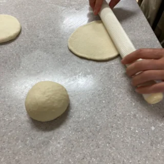 先日の手づくりパン教室の画像です♪
今月は…
チーズサンドピザ と ブリオッシュショコランジェ
チーズサンドピザはチーズをはさんで焼きます。
ぷくっと膨らんで空洞ができるので、そこに野菜やローストポークをはさんでサンドイッチ風に。暑い夏でもパクパク食べられますね!
ブリオッシュショコランジェはブリオッシュ生地にオレンジココアクリームを入れて焼きました!
#手づくりパン教室 #パン教室 #御殿場市民会館 #カルチャースクール #カルチャー教室 #チーズサンドピザ #ブリオッシュ #ショコラ #gotembagram #gnews3776 #gotembasen_net #gotembashiminkaikan