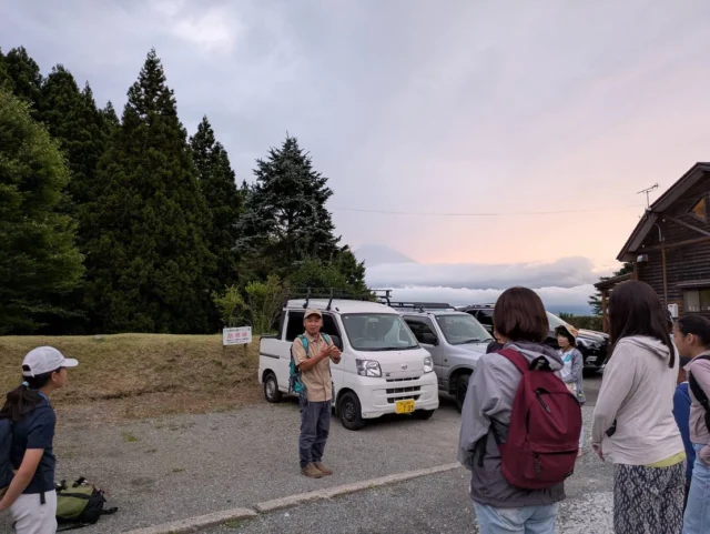こんにちは。乙女森林公園キャンプ場です。
7月11日(金)にフォレスト乙女で、満月ナイトハイキングが開催されました。
当日は曇り空で、残念ながらお月さまは見えませんでしたが、ガイドさんのおはなしを聞きながら皆さん楽しい時間を過ごされたようでした。
私も知らなかったのですが、展望台でヒメボタルを見ることができたそうです。
皆さんもキャンプ場にお越しの際は、ぜひお立ち寄りください。夜は外灯もなく暗いので、ランタンや登山用の装備も忘れずに。
#乙女森林公園キャンプ場
#フォレスト乙女
#御殿場市
#ハイキング
#ヒメボタル