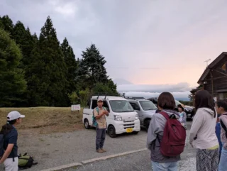 こんにちは。乙女森林公園キャンプ場です。
7月11日(金)にフォレスト乙女で、満月ナイトハイキングが開催されました。
当日は曇り空で、残念ながらお月さまは見えませんでしたが、ガイドさんのおはなしを聞きながら皆さん楽しい時間を過ごされたようでした。
私も知らなかったのですが、展望台でヒメボタルを見ることができたそうです。
皆さんもキャンプ場にお越しの際は、ぜひお立ち寄りください。夜は外灯もなく暗いので、ランタンや登山用の装備も忘れずに。
#乙女森林公園キャンプ場
#フォレスト乙女
#御殿場市
#ハイキング
#ヒメボタル