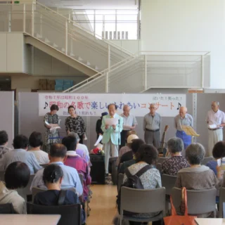 🎤 『ふじざくらロビーコンサート』を開催しました!
.
📅 令和7年7月4日(木) 12:00〜13:00 📍 ふじざくら交流ロビー
.
旅カラオケ歌謡教室の皆様による昭和の名歌を唄うコンサートを開催しました🎶 懐かしの名曲とともに、交流センターのランチタイムを昭和色に染めていただきました✨
.
多くの皆様にご来場いただき、和やかなお昼のひとときをお楽しみいただけました😊
.
ご来場いただきました皆様、誠にありがとうございました!
.
もしこの投稿がいいね!と思っていただけましたら、是非「いいね!」や「保存」をお願い致します👍
.
.
#御殿場市民交流センターふじざくら
#市民交流センターふじざくら
#ふじざくら
#ふじざくら自主事業
#御殿場市
#御殿場