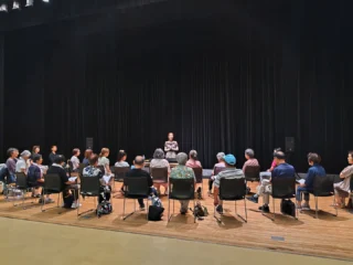 『いきいきと過ごすためのフレイル予防講座』
本日開催致しました♪
宝塚OG 虹乃夢果さんを講師にお迎えし、賑やかに楽しくレッスンの時間を過ごしました。
フレイルとは…?
年齢とともに心や身体、社会的なつながりが弱くなった状態のこと
この講座はフレイル予防の中でも、オーラルフレイル…飲み込んだり話をしたりするための口腔機能…にスポットをあて、唾液を出すためのポイントや喉を中心としたストレッチ、早口言葉で口や舌の動きのトレーニングを重点的に行いました。
声が出しにくい、誤嚥をしてしまう…といった心配も 今日のレッスンを日々の生活に活かしていけば フレイルの進行を防ぎ健康的にいきいきと過ごせることと思います。
この講座は9月21日(日)に開催されるJAZZコンサートをより楽しむための第1回目の講座でした。
第2回目の講座は9月7日(日)14:00から
クラリネット&サックス奏者 鈴木直樹さんによる『演奏会の楽しみ方と音楽のお話』です。
ただいま参加者募集中です。
お申し込みは、御殿場市民会館に電話(0550-83-8000)または直接ご連絡ください。
https://www.gotemba-shiminkaikan.jp/
#フレイル #フレイル予防 #講座 #演奏会 の #楽しみ方 と #音楽 の #お話 #参加者募集中 #みくりやジャズコレクション #宝塚og #虹乃夢果 さん #september #jazz #gnews3776 #gotembagram #gotembasen_net
#御殿場市民会館 #gotembashiminkaikan #gotemba #鈴木直樹 さん #石川寛子 さん #田中和音 さん #遠藤定 さん #岡本健太 さん #風美佳希 さん