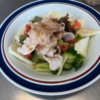 .
御殿場市民会館カルチャー教室
日常に役立つおいしい家庭料理
旬野菜の創作家庭料理で人気の
『緑笑庵』店主を講師に迎え月1回開催しております。
8月のメニューをご紹介いたします🙌
🍽️ 8月のメニュー 🍽️
*ヨーグルトパン
*冷しゃぶサラダ
*ズッキーニのスープ
*黄桃と紅茶のゼリー
今月メインのヨーグルトパンは
ホットケーキミックスを使用しました。
アガーを使った黄桃🍑と紅茶🫖のゼリーも涼しげでした🎐
身近な食材を使って、
薬膳やマクロビオテックの要素を取り入れた
講師オリジナルメニュー4品(主菜・副菜・汁物・デザート)を伝授します。
手軽に作ることができるデザートも魅力のひとつです🥧
日々の献立レパートリーを増やしたい方はもちろん
料理初心者の方もぜひぜひご参加ください🙇♂️
10月から下半期コーススタート予定です。
詳細につきましては
御殿場市民会館カルチャー教室ホームページをご覧ください。
主催・問合せ
御殿場市民会館📞0550-83-8000
