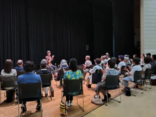 クラリネット&サックス奏者 鈴木直樹さんによる『演奏会の楽しみ方と音楽のお話講座』開催致しました♪
この講座は9月21日(日)に開催されるJAZZコンサートをより楽しむための第2回目の講座でした。
第1回目の虹乃夢果さんの講座に続き、今回も『上を向いて歩こう』をみなさんで歌い、楽しい講座となりました。一流のプレイヤーさんからレクチャーを受け、交流出来たことで参加されたみなさんは大変喜んでくださいました。
いろいろな曲にあわせて手拍子をすることでリズム感がアップし、日常の生活の中でリズムを感じて生活する事ができそうです。
また、手拍子の裏拍と表拍のお話、音楽を聴き分けるポイントを学べたので、今後のコンサートでは迷わず手拍子や体を動かしリズムに乗ることができ、より楽しむことができると思います。
みくりやジャズコレクションvol.5
鈴木直樹バンドによる『September JAZZ』は9/21日曜日14時開演です。
チケット好評発売中です。
御殿場市民会館に電話(0550-83-8000)または直接お問い合わせください。
https://www.gotemba-shiminkaikan.jp/
#演奏会 の #楽しみ方 と #音楽 の #お話 #みくりやジャズコレクション #september #jazz #gnews3776 #gotembagram #gotembasen_net
#御殿場市民会館 #gotembashiminkaikan #gotemba #鈴木直樹 さん #石川寛子 さん #田中和音 さん #遠藤定 さん #岡本健太 さん #スペシャルゲスト #虹乃夢果 さん #風美佳希 さん #宝塚og