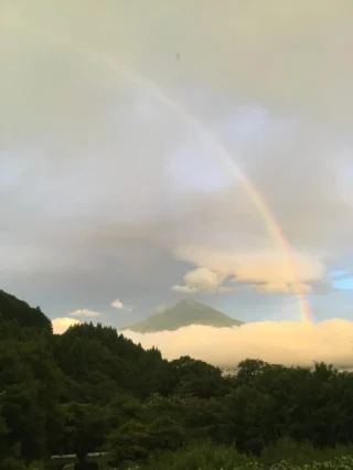 おはようございます。
午前2時頃の雷と大雨はびっくりしました。
朝までには雨はあがりました。
きれいに虹が🌈
#乙女森林公園キャンプ場
#御殿場市
#富士山
#虹
#富士山の見えるキャンプ場
#箱根
#金時山
#mtfuji
#フォレスト乙女
