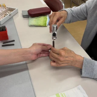 .
御殿場市民会館カルチャー教室
バングル手づくり体験
先日開催した様子をお届けします🕊️🫧
こちらの教室はジュエリーデザイナー
Chappyさんを講師に迎え開催しております💎
バングル手づくり体験の魅力のひとつは
ご自身で刻印ができることです!
ご希望のアルファベットや数字を刻印することで
さらに特別感のあるバングルに仕上がります✨
緊張の瞬間ですが事前に練習もできますし
講師がサポートしてくれますのでご安心ください☺️
今後もバングルづくり、指輪づくり
それぞれ定期的に開催予定です。
詳細につきましては
御殿場市民会館カルチャー教室ホームページをご覧ください❣️
主催・問合せ
御殿場市民会館📞0550-83-8000