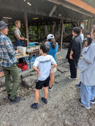 おはようございます😃乙女森林公園キャンプ場です。
9月23日(火)に、第1キャンプ場バーベキュー棟にて「俺のキャンプめし」のイベントが開催されました。
メニューは、竹めし、山賊スペアリブ、クラフトコーラ。そして最後にランタンづくりを行いました。

中でも、ダッチオーブンを使ったスペアリブは迫力がすごく、皆さん美味しそうに召し上がっておりました。
普段料理をしない私ですが、ちょっと実践してみたくなりました。

次回のキャンプめしでは11月1日、同じく第1キャンプ場のバーベキュー棟で、ビーフシチューと焼き芋、ホットバナナミルク作りを開催予定です。昨年度よりキャンプ場で貸し出しを開始したモルックの体験もできますので、ご興味のある方はぜひ！

#乙女森林公園キャンプ場
#キャンプめし
#御殿場市
#日帰りキャンプ
#デイキャンプ
#キャンプ料理