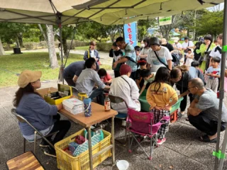 本日「中央公園メダカ市&ふろしき市〜Autumn〜」無事に終了いたしました!
途中少しだけ雨に降られましたが多くの時間天候に恵まれ
たくさんご来園いただきました。
事故なく無事にイベントが終われたのも皆様のご協力あってのことです!
今年度は来月のイベントで最後になります。
フリーマーケットはまた来年ですが、またたくさんのご出店お願いいたします。
本日はありがとうございました。
スタッフ一同より
#御殿場中央公園
#中央公園メダカ市
#中央公園ふろしき市
#イベントのお礼