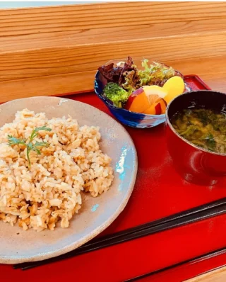 .
秩父宮記念公園うぐいす亭です☕️
10月に入り、園内の畑では新生姜が採れ始めました!
うぐいす亭の季節のご飯プレートは新生姜ご飯に変わりました🍚
新生姜のピリ辛と油揚げの甘さ、お醤油の香ばしさがマッチして絶妙な美味しさです!
季節の変わり目で寒暖差も激しいこの季節、免疫力アップの為にもうぐいす亭の生姜ご飯でぜひパワーをつけて下さい😊
#秩父宮記念公園
#秩父宮記念公園うぐいす亭
#季節のご飯プレート
#新生姜ご飯
#生姜パワー
#期間限定メニュー