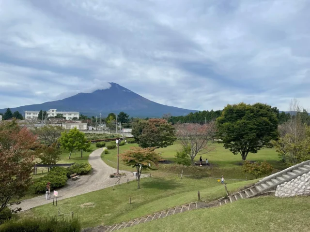 桜公園からお知らせします。
雨が降って先日は少し肌寒い気温でしたが、本日はちょうど良い気候になりました。
桜公園でも、朝から大勢のお子さん達が元気に遊んでいます。
#御殿場桜公園
#御殿場中央公園
#中央公園ミニ水族館
#富士山
#mt.fuji
#行楽日和
#レクリエーション
#スポーツの日