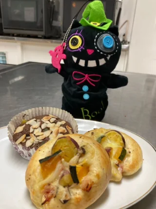 先日の手作りパン教室〜ペーシックコース〜の画像です♪
今月のメニューは…
ビリアーとチョコとマロンのブラウニー
ビリアーとはフランス語で丸いという意味。
その名のとおり丸いベーグルに玉ねぎベーコンチーズなどをのせて焼いたパンです。
今回は秋とハロウィンに因んで、さつまいもとかぼちゃもトッピング。
ブラウニーはひたすら混ぜて焼くだけ。
贅沢な材料を使ってリッチな食べ応えです。
出来たてのパンを試食しながら、作りかたのおさらいやパンのミニ知識を聞くのも楽しい時間です♥
#手づくりパン教室 #手づくり #パン #お菓子 #カルチャースクール #カルチャー教室 #御殿場市民会館 #gotembagram #gnews3776 #gotembasen_net #gotembashiminkaikan #ブラウニー #ベーグル #ビリアー