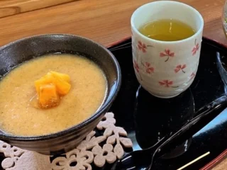 .
秩父宮記念公園うぐいす亭です☕️
秩父宮記念公園では18日(土)に緑化フェアが開催されます🌱
うぐいす亭では、園内で収穫された柿を使った柿プリン🍊緑茶付き(税込500円)を数量限定で販売いたします!
秋の味覚、柿の甘みをギュッと閉じ込めたなめらかな口どけのプリンです。
また、こちらも当日限定で特製抹茶ラテ(税込650円)の販売もございます🍵
濃厚な茶蜜を体に嬉しい豆乳で優しく包み込みました。
ホットでもアイスでも抹茶の深い味わいをお楽しみいただけます🍵
園内ではキッチンカーやクラフトの出店もございますのでぜひ秩父宮記念公園へ足をお運び下さい😊
#秩父宮記念公園
#秩父宮記念公園うぐいす亭
#緑化フェア
#柿プリン
#抹茶ラテ
#数量限定
#限定販売
#園内収穫
#行事食