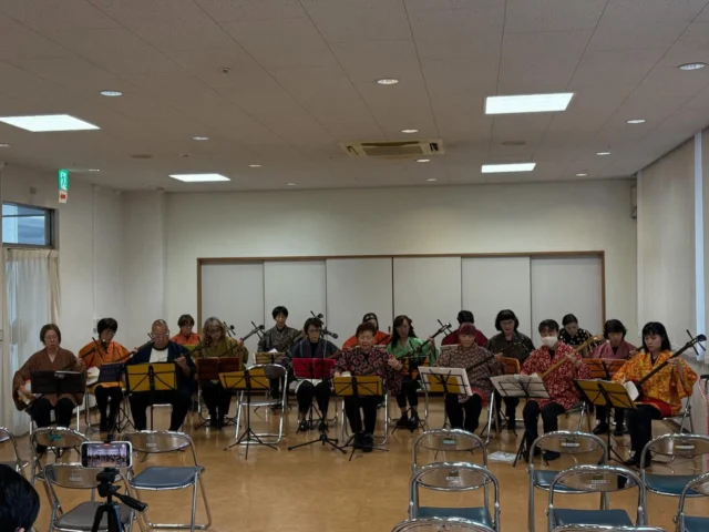 .
御殿場市民会館カルチャー
三味線と端唄の教室
更新が遅くなってしまいましたが
先日開催されたおさらい会の様子をお届けします📷
半年間におよぶ練習の成果発表の場!
全員参加の合奏は特に迫力満点でした👏
講師をはじめ受講者の皆さまは
秩父宮記念公園のイベントでの演奏や
市内の施設へボランティアで演奏をおこなったりと
普段から精力的に活動されています✨
随時受講生を募集しておりますので
お気軽にお問合せください。
見学も可能です!
※明日10/20(月)は
休館日となりますのでご注意ください。
主催・問合せ
御殿場市民会館📞0550-83-8000