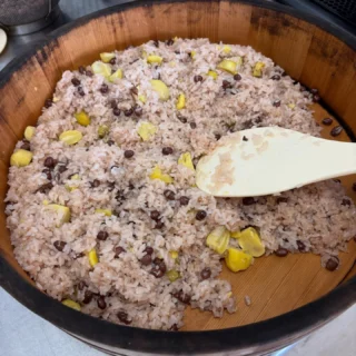 .
御殿場市民会館カルチャー
地場産にこだわった教室〜お赤飯〜
先日開催しました。
小豆の茹で方から学び
今回炊いたのは栗入りのお赤飯🌰
栗のほくほく感と優しい甘みが最高👍
秋の味覚を楽しめる特別なお赤飯ができあがりました。
次回は・・・
11/5(水)いきなり団子
12/8(月)手づくりこんにゃく
どちらも午前・午後の2部制で開催いたします。
お申込みは御殿場市民会館窓口または
お電話にて受け付けております✨
詳細につきましては
御殿場市民会館カルチャー教室ホームページをご覧ください。
主催・問合せ
御殿場市民会館📞0550-83-8000