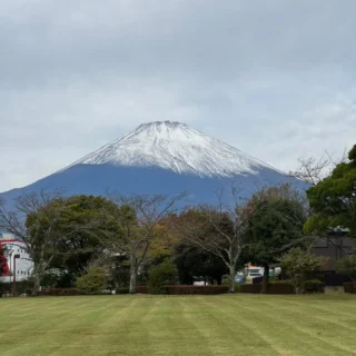 おはようございます。
今朝の富士山は雪化粧です。
きれいに刈られた芝生からクッキリと見えます。
#御殿場中央公園
#初冠雪
#富士山
#今朝は寒い
#御殿場市
#MtFuji
#曇り空
#11月9日イベント「おさきにメリークリスマス」