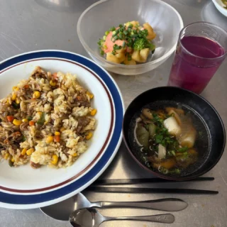 .
　
御殿場市民会館カルチャー教室
日常に役立つおいしい家庭料理
　
旬野菜の創作家庭料理で人気の
『緑笑庵』店主を講師に迎え月1回開催しております。
　
今月から下半期コースがスタートしました▶️
　
＼ 10月のメニュー ／
　
＊カレー混ぜご飯🍛
＊じゃがいもとブロッコリーの明太子ソースあえ🥔🥦
＊ねぎとしいたけのスープ🥘
＊ぶどうゼリー🍇
　
当講座では薬膳やマクロビオテックの要素を取り入れた
講師オリジナルメニュー4品（主菜・副菜・汁物・デザート）を伝授します。
　
アガー（植物性のゼリーの素）やホットケーキミックスを使った
手軽に作れるデザートも魅力です☝️💫
　
ご興味のある方は途中入会も可能ですので
御殿場市民会館窓口またはお電話にてお問合せください🙇‍♂️
　
主催・問合せ
御殿場市民会館📞0550-83-8000