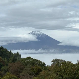 霧が晴れ、富士山が顔をだしてくれました！
乙女森林公園第２キャンプ場より・・・
＃御殿場市
＃乙女森林公園
＃乙女森林公園キャンプ場
＃富士山の見えるキャンプ場
＃富士山
＃初冠雪
＃金時山
＃箱根