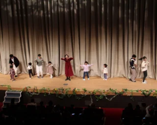 アリスと一緒に「からだダンダン」を踊ろう！
〜参加者募集のお知らせ〜
11/16(日)に開催する  0歳から聴けるオーケストラコンサート「М響が贈る音楽の森」のコンサート終了後、ステージで一緒に「からだダンダン」を踊ってくれる親子を4組募集します♪
参加を希望する方は御殿場市民会館に電話(0550-83-8000)または直接お申込みください。
応募者多数の場合は抽選となります。

#音楽の森 #m響 #mtfuji交響楽団 #ステージ体験 #御殿場市民会館 #gnews3776 #gotembagram #gotembasen_net #gotembashiminkaikan #からだダンダン #親子 #募集