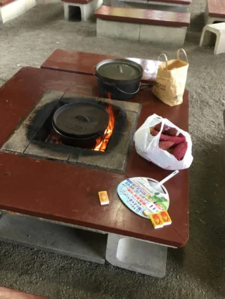 おはようございます☀乙女森林公園キャンプ場です。

昨日バーベキュー棟にて、キャンプめしのイベントを開催しました。
ダッチオーブンでビーフシチューと焼き芋、はんごうでホットバナナミルクを作りました。

火にかけている待ち時間に、皆さんでモルックの対戦を行い、楽しい時間を過ごすことができました。

今回使用したダッチオーブンやモルックは、キャンプ場で貸し出しも行っておりますので、皆さんもぜひチャレンジしてみてください。

#乙女森林公園キャンプ場
#御殿場市
#キャンプめし
#キャンプごはん
#バーベキュー
#モルック