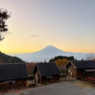 この週末も天気に恵まれ。たくさんの皆様にご利用いただきありがとうございました。
本日は休園日で、風が強く園内の落葉清掃の１日でした。
夕方には風も弱くなり、第２キャンプ場コテ－ジA-３から見える夕暮れ時の富士山で、ホット一息ついています。
#御殿場市
#乙女森林公園
#乙女森林公園キャンプ場
#富士山の見えるキャンプ場
#富士山
#金時山
#箱根
#乙女峠