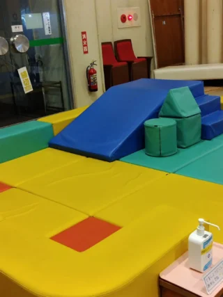 0歳から聴けるオーケストラコンサート
M響が贈る 音楽の森　～ONE MORE TIME～
いよいよ明日、開催です。
今回は自由に遊べるキッズスペースに加え、高根第二保育園様より譲り受けた楽器を自由に触って鳴らせるコーナーを設けました。
大ホールのステージではオーケストラの楽器と一緒に写真を撮れるコーナー、小ホールではピアノのミニコンサート、絵本の読み聞かせなどもあります。
イートインスペースや授乳・おむつ替えスペースも準備してありますので、安心してお出かけください。
※イベントの詳細は御殿場市民会館HPをご確認ください。

【日時】
御殿場市民会館大ホール
１１月１６日（日）
開演１０：００（開場９：３０）
【入場料】（コンサート鑑賞代を含む）
全席自由
一般　５００円（税込）
小・中学生　３００円（税込）
※未就学児入場無料

【プレイガイド】
小山町総合文化会館　　　　　　 0550-76-5700
裾野市民文化センター　　　　　 055-993-9300
長泉町文化センターベルフォーレ 055-989-0001

【音楽の森 特別協賛】
#御殿場ガス株式会社 様
#株式会社林組 様
#株式会社ステック 様
#株式会社つぼぐちフードサービス  様
#公益社団法人有隣厚生会富士病院 様
#医療法人社団富井医院 様

#音楽の森 #mtfuji交響楽団 #m響 #gotembashiminkaikan #gnews3776 #gotembagram
#gotembasen_net #御殿場 #クラフト #作品 #美味しい #マーケット #駄菓子屋さん #ライブポケット #livepocket #御殿場市民会館 #高根第二保育園