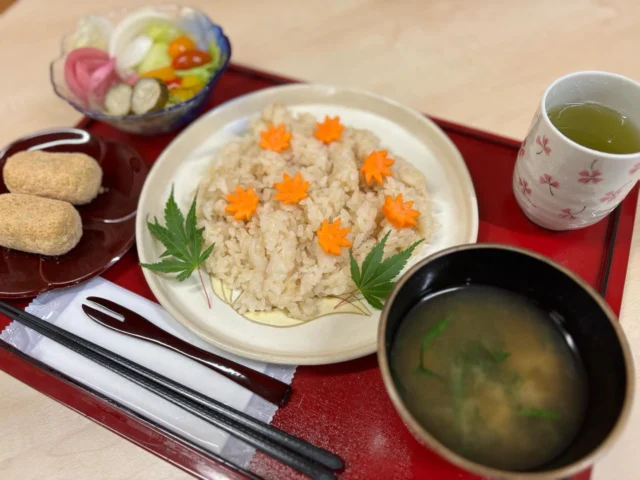 .

秩父宮記念公園うぐいす亭です☕️

今週末の土日に秩父宮記念公園では、秋のMIYAtei FEStival2025が開催されます🍂

うぐいす亭では、数量限定でもみじご飯プレートを1200円で販売いたします🍚

にんじんを炊き込んでもみじの飾り切りの人参がのったご飯に、付け合わせと味噌汁、緑茶とおはぎもついていて食べ応えたっぷりのプレートになっております🍁

また、季節のトーストがじゃがいものバジルトーストから里芋の味噌マヨトーストに変わりました！

園内でとれたホクホクの里芋が味噌マヨソースにマッチしていてとても美味しいです😊

紅葉もだいぶ見頃になって来ましたので、今週末はぜひ秩父宮記念公園へ遊びにいらして下さい☺️

#秩父宮記念公園
#秩父宮記念公園うぐいす亭
#秋のmiyateifestival 
#もみじご飯プレート
#里芋の味噌マヨピザトースト
#数量限定販売
#紅葉
#紅葉ライトアップ