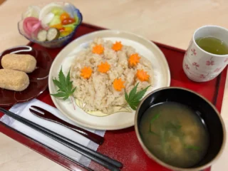 .

秩父宮記念公園うぐいす亭です☕️

今週末の土日に秩父宮記念公園では、秋のMIYAtei FEStival2025が開催されます🍂

うぐいす亭では、数量限定でもみじご飯プレートを1200円で販売いたします🍚

にんじんを炊き込んでもみじの飾り切りの人参がのったご飯に、付け合わせと味噌汁、緑茶とおはぎもついていて食べ応えたっぷりのプレートになっております🍁

また、季節のトーストがじゃがいものバジルトーストから里芋の味噌マヨトーストに変わりました！

園内でとれたホクホクの里芋が味噌マヨソースにマッチしていてとても美味しいです😊

紅葉もだいぶ見頃になって来ましたので、今週末はぜひ秩父宮記念公園へ遊びにいらして下さい☺️

#秩父宮記念公園
#秩父宮記念公園うぐいす亭
#秋のmiyateifestival 
#もみじご飯プレート
#里芋の味噌マヨピザトースト
#数量限定販売
#紅葉
#紅葉ライトアップ