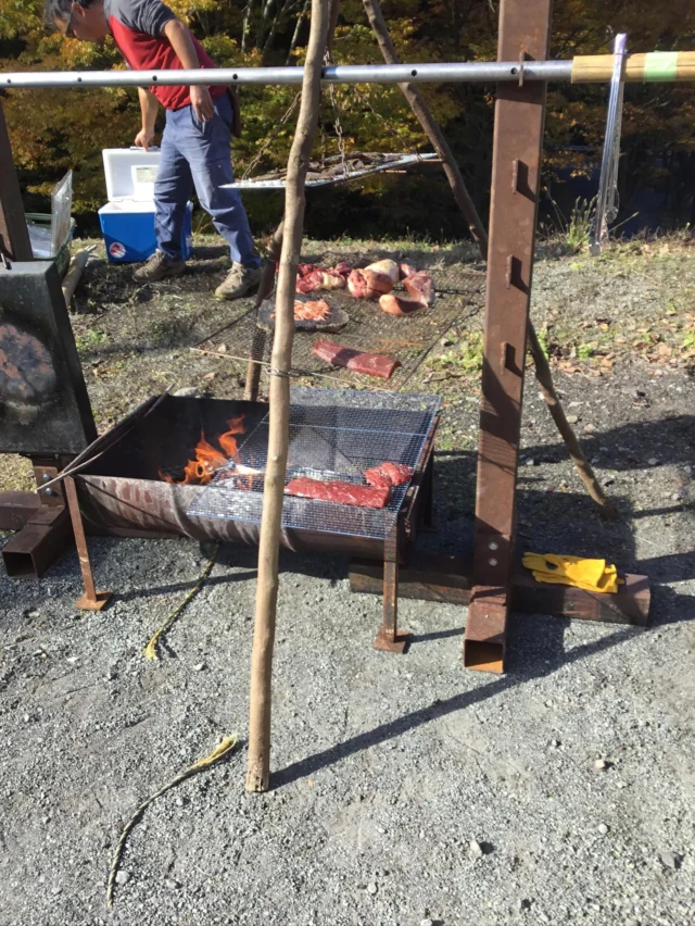 おはようございます。乙女森林公園キャンプ場です。

11月15日（土）に、ジビエとウイスキーの飲み比べのイベントを、第2キャンプ場にて開催致しました。
当日はお天気にも恵まれ、講師の方のおはなしを聴きながら、皆さん楽しまれていたようでした。

私はあまりお酒は飲まないのですが、市内の蒸留所に行ってみたくなりました。

鳥獣による被害が騒がれる中、生き物たちとの共生や、環境問題について考える上で、当キャンプ場でも今後この様なイベントを続けていけたらと考えております。
皆さんも機会がございましたらぜひ。

#乙女森林公園キャンプ場
#御殿場市
#乙女峠
#富士山
#ジビエ
#ウイスキー
#デイキャンプ