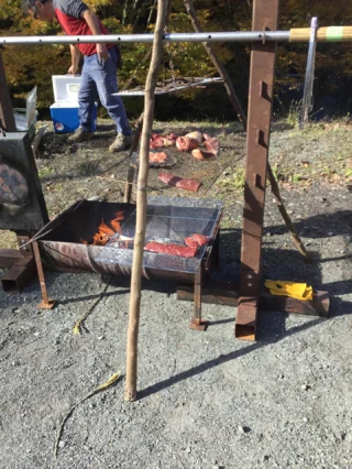 おはようございます。乙女森林公園キャンプ場です。

11月15日（土）に、ジビエとウイスキーの飲み比べのイベントを、第2キャンプ場にて開催致しました。
当日はお天気にも恵まれ、講師の方のおはなしを聴きながら、皆さん楽しまれていたようでした。

私はあまりお酒は飲まないのですが、市内の蒸留所に行ってみたくなりました。

鳥獣による被害が騒がれる中、生き物たちとの共生や、環境問題について考える上で、当キャンプ場でも今後この様なイベントを続けていけたらと考えております。
皆さんも機会がございましたらぜひ。

#乙女森林公園キャンプ場
#御殿場市
#乙女峠
#富士山
#ジビエ
#ウイスキー
#デイキャンプ