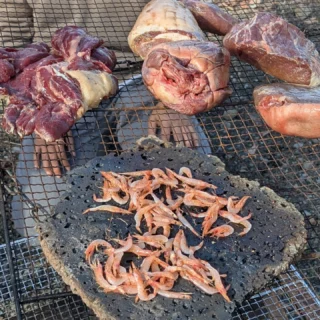 報告です！
11/15は、富士山麓ジビエ × ウイスキーを乙女森林公園第2キャンプ場で実施しました🍖

ジビエとウイスキーのコラボは初の試みでしたが、参加者・キリンのスタッフの方々・猟師さんと一緒に、美味しく楽しく過ごすことが出来ました✨️

安定した美味しさの🦌鹿肉・🐗猪肉の他に、珍しい穴熊も食しました！

美味しいお肉の他にも、生の桜海老、縄文ナッツ（どんぐり）等など、、、最高です✨️✨

🥃ウイスキーは「富士」の３種と「陸」を試飲🥃
ジビエとハイボールの相性は抜群‼️
（飲めてませんが、、、、、皆さんの様子から察しました）

ご参加いただいたお客様、
キリンのスタッフの皆様、森のたねの皆様
ありがとうございました🙇

富士山の恵みを贅沢にいただくことが出来ました！
皆様のおかげでステキなプランになりました✨

次回は、何を食べましょうかね😊
楽しんで企画したいと思います🙌

引き続きよろしくお願いします！

#富士山 
#御殿場 
#ジビエ 
#キリンディスティラリー
#富士山みくりやの旅