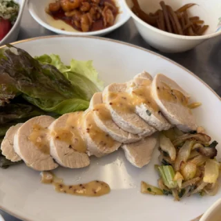 .
　
御殿場市民会館カルチャー教室
日常に役立つおいしい家庭料理
　
旬野菜の創作家庭料理で人気の
『緑笑庵』店主を講師に迎え月1回開催しております。
　
＼ 11月のメニュー ／
＊とりハム
＊トマトのマスタードソースかけ🍅
＊かき玉豆腐汁🥚
＊茶食
　
茶食は韓国のお茶菓子だそうです。
きな粉、うぐいす粉、蜂蜜を使ってつくりました。
優しい甘さでお茶にもぴったりなお菓子です🍵
　
当講座では薬膳やマクロビオテックの要素を取り入れた
講師オリジナルメニュー4品（主菜・副菜・汁物・デザート）を伝授します。
　
　
また来月は単発で手づくりおせち講座を開催予定です！
　
今年のメニューは・・・
＊お煮しめ
＊切りぼし大根のはりはり漬け
＊薄切り肉の重ねチャーシュー
＊れんこんと紫玉ねぎのマリネ
　
手づくりおせちにチャレンジしてみませんか？✨
　
▶︎ 開  催  日　12／20（土）
▶︎ 開催時間　13:00〜15:30
▶︎ 受  講  料　3,630円（税・材料費込）
　
参加者募集中ですので
御殿場市民会館窓口またはお電話にてお申込みください🙇‍♂️
　
主催・問合せ
御殿場市民会館📞0550-83-8000