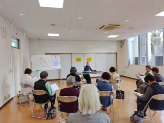 宝塚OG 虹乃夢果さんによる「いきいきと過ごすためのフレイル予防講座」
10/3に続き、第2回目の講座を11/21に開催いたしました。
フレイルとは…？
年齢とともに心や身体、社会的なつながりが弱くなった状態のこと。
この講座はフレイル予防の中でも、オーラルフレイル（飲み込んだり話をしたりするための口腔機能）にスポットをあて、唾液を出すためのポイントや喉を中心としたストレッチ、早口言葉で口や舌の動きのトレーニングを重点的に行います。
レッスンしたことを日々の生活に活かし、フレイルの進行を防ぎ健康的にいきいきと過ごしませんか？
次回は12/19金曜日 10:00〜
参加者募集中です。
お電話（0550-83-8000)にて、お気軽にお申し込みください♪

#宝塚 #og #虹乃夢果 さん #フレイル予防 #フレイル #カルチャースクール #御殿場市民会館 #gnews3776 #gotembagram #gotembasen_net #gotemba #gotembashiminkaikan