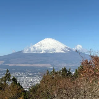 フォレスト乙女展望台からと、第2キャンプ場駐車場から見た富士山です。昨日は富士山は雪だったようで、だいぶ下まで雪が積もっていました。
～冬季のご案内～
　第1キャンプ場は、12月1日から2月末まで冬季休園となります。
　第2キャンプ場は、冬季休園はせず年末年始も営業します。
#第2キャンプ場は年末年始も営業します
#御殿場市
#乙女森林公園キャンプ場
#富士山
#冬
#富士山の見えるキャンプ場
#金時山
#箱根
#乙女峠