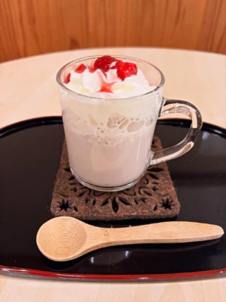 .

秩父宮記念公園うぐいす亭です☕️

うぐいす亭では、ご好評いただいた抹茶ラテの販売が終了いたしました！
新メニューとしまして、『練乳いちごラテ』(HOT.ICE650円)の販売を開始しております🍓

甘酸っぱいいちごに、とろりと濃厚な練乳を合わせて、まるでスイーツのような満足感のいちごラテが完成しました🥤

寒い季節にぴったりの濃厚なご褒美ドリンクをぜひご賞味ください☺️

#秩父宮記念公園
#秩父宮記念公園うぐいす亭
#練乳いちごラテ