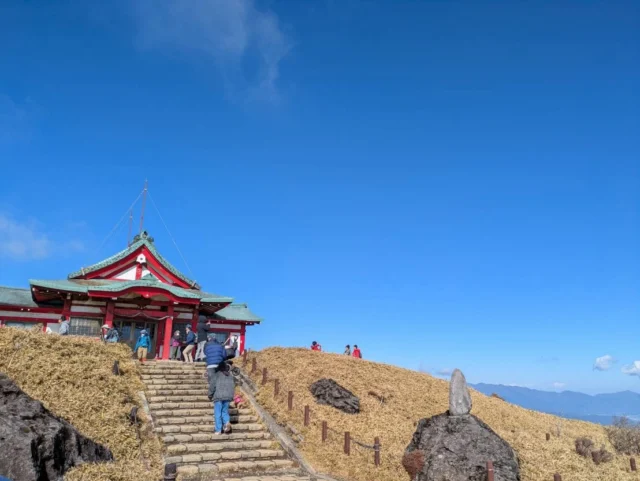 11/28は、箱根駒ヶ岳トレッキングへ行ってきました🥾

防ヶ沢登山口から山頂を目指すルートで、歩きは登りだけ！
帰りは楽々ロープウェイ🚡でお気軽トレッキングのはずが、強風によりロープウェイがまさかの運行見合せ、、、、、💦

山頂到着前からヒヤヒヤしましたが、無事に動いてくれました😮‍💨

それにしても、山頂からの眺望は素晴らしかった。まさに絶景の大パノラマ🗻
相模灘、江ノ島、芦ノ湖、駿河湾、富士山、伊豆方面、その他諸々。素敵でしたね✨

富士山から近い山で、これだけの眺望が見られるのは、ここだけですかね！おすすめです✨

ご参加いただいた皆様ありがとうございました🙇‍♂️
また楽しみましょう！

#富士山
#御殿場
#富士登山
#ハイキング
#トレッキング