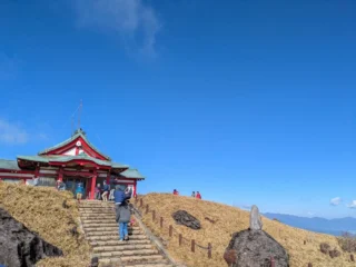 11/28は、箱根駒ヶ岳トレッキングへ行ってきました🥾

防ヶ沢登山口から山頂を目指すルートで、歩きは登りだけ！
帰りは楽々ロープウェイ🚡でお気軽トレッキングのはずが、強風によりロープウェイがまさかの運行見合せ、、、、、💦

山頂到着前からヒヤヒヤしましたが、無事に動いてくれました😮‍💨

それにしても、山頂からの眺望は素晴らしかった。まさに絶景の大パノラマ🗻
相模灘、江ノ島、芦ノ湖、駿河湾、富士山、伊豆方面、その他諸々。素敵でしたね✨

富士山から近い山で、これだけの眺望が見られるのは、ここだけですかね！おすすめです✨

ご参加いただいた皆様ありがとうございました🙇‍♂️
また楽しみましょう！

#富士山
#御殿場
#富士登山
#ハイキング
#トレッキング