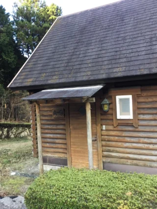 おはようございます。乙女森林公園キャンプ場です。

今朝少し雪⛄が降り、園内にうっすらと白く残っております。
本日深夜から天気が崩れる予報となっておりますので、お越しの方、冬の装備をお忘れなく！

#乙女森林公園キャンプ場
#御殿場市
#乙女峠
#フォレスト乙女
#金時山
#雪
#初雪