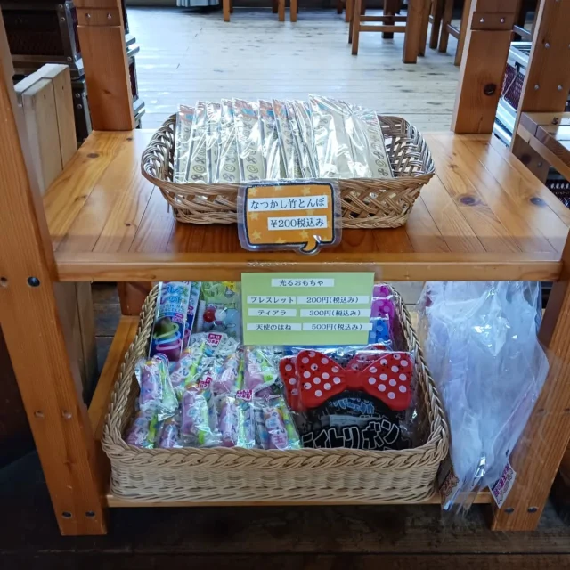 おはようございます。キャンプ場スタッフです。

皆さん年末年始のお出かけ先は決まりましたか？
当キャンプ場もたくさんのご予約をいただきまして、完売した日もあるのですが、まだ空いている日もございます。

12/26→コテージ5棟、オートサイト7サイト
12/27→コテージ4棟、オートサイト2サイト
12/28→コテージ1棟(A-1)、オートサイト1サイト(No.12)
12/29→オートサイト1サイト(No.7)
12/30→オートサイト1サイト(No.4)

ご予約はなっぷまたはお電話にて受け付け中です。

よろしくお願い致します。

#乙女森林公園キャンプ場
#年越しキャンプ
#御殿場市
#予約受付中
#ミクリ
#micri