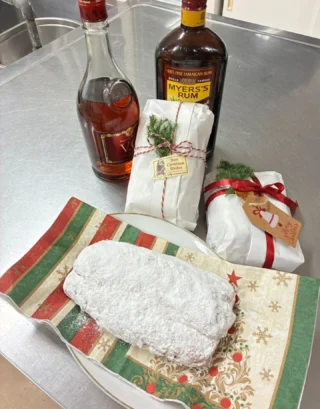 先日の手づくりパン教室の画像が届きました♪
メニューはシュトーレンとあんスコーン
〜シュトーレン〜
たっぷりのドライフルーツ、ナッツ、マジパンを入れたシュトーレン
焼いた直後より数日あとからが美味しい(*´～｀*)ŧ‹"ŧ‹"ŧ‹"
食べ方はクリスマスまで少しずつカットしながら。
美味しいからあっという間に無くならないように気をつけて！
ノーマルなシュトーレンも美味しいけど抹茶を混ぜた和風シュトーレン
ドライフルーツのかわりにお豆や栗を入れます。
〜あんスコーン〜
お砂糖の代わりにこしあんで甘みを
捏ねない混ぜすぎないでカットして重ねてを繰り返します。神経質にならずに大まかにカットできるのも魅力のひとつ。
焼きムラ防止に ある程度は大きさ揃えてね(先生の声)

#カルチャースクール #カルチャー教室 #手づくりパン教室 #手づくり #パン #シュトーレン #シュトレン  #スコーン #あんスコーン #gnews3776 #gotembagram #gotembasen_net
#gotembashiminkaikan #gotemba