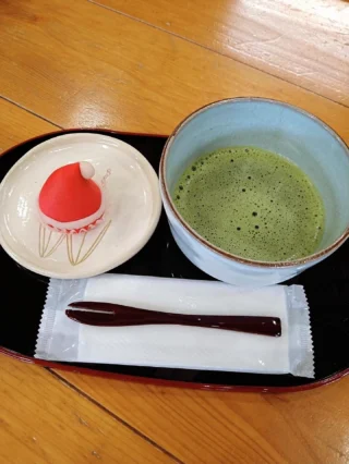 .

秩父宮記念公園うぐいす亭です☕️

もうすぐ待ちに待ったクリスマスですね🎅🎄🪅

うぐいす亭では、12/20.21の土日にクリスマス和菓子と抹茶セット(¥800)を数量限定で販売いたします！

市内の人気菓子店大田屋さん特製、サンタ帽の可愛くて甘い練り切りにほろ苦い抹茶がベストマッチです🎅

2日間限定の可愛い抹茶セットをぜひご賞味下さい😌

#秩父宮記念公園 
#秩父宮記念公園うぐいす亭
#クリスマス和菓子と抹茶セット