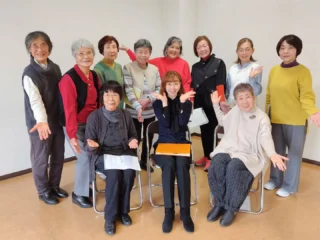 宝塚OG 虹乃夢果さんによる「いきいきと過ごすためのフレイル予防講座」全3回
本日、最終講座を開催いたしました。

次回は来年、5月頃の開講予定です。
最終回ということで、みなさんで記念写真を撮りました！
今日の講座を活かして、ご自分でもトレーニングを進めていただき、フレイル予防をして若々しさを保っていきましょう♪

#宝塚 #og #虹乃夢果 さん #フレイル予防 #フレイル #カルチャースクール #御殿場市民会館 #gnews3776 #gotembagram #gotembasen_net #gotemba #gotembashiminkaikan