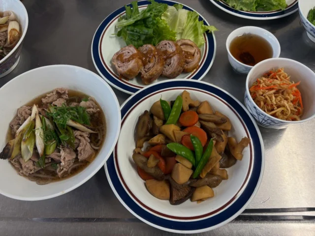 .
　
御殿場市民会館カルチャー教室
日常に役立つおいしい家庭料理
　
旬野菜の創作家庭料理で人気❗️
裾野市『緑笑庵』店主を講師に迎え月1回開催しております。
　
＼ 12月のメニュー ／
＊お煮しめ
＊切りぼし大根のはりはり漬け
＊薄切り肉の重ねチャーシュー
＊焼きねぎ肉そば
　
同日、午後からは毎年恒例の手づくりおせち教室も開催しました。
手づくりおせち教室では
焼きねぎ肉そばのかわりに
れんこんと紫玉ねぎのマリネを🧅
　
ご参加いただいた皆さまありがとうございました🫧
ぜひお家でもチャレンジしてみてください🫶
　
主催・問合せ
御殿場市民会館📞0550-83-8000