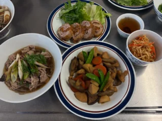 .
　
御殿場市民会館カルチャー教室
日常に役立つおいしい家庭料理
　
旬野菜の創作家庭料理で人気❗️
裾野市『緑笑庵』店主を講師に迎え月1回開催しております。
　
＼ 12月のメニュー ／
＊お煮しめ
＊切りぼし大根のはりはり漬け
＊薄切り肉の重ねチャーシュー
＊焼きねぎ肉そば
　
同日、午後からは毎年恒例の手づくりおせち教室も開催しました。
手づくりおせち教室では
焼きねぎ肉そばのかわりに
れんこんと紫玉ねぎのマリネを🧅
　
ご参加いただいた皆さまありがとうございました🫧
ぜひお家でもチャレンジしてみてください🫶
　
主催・問合せ
御殿場市民会館📞0550-83-8000