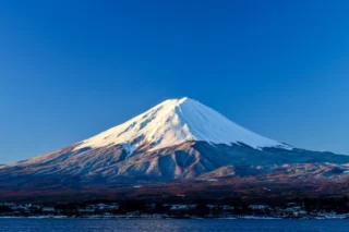 🗻ツアーのお知らせ🗻
2026年最強開運日出発、河口湖の畔から「カチカチ山」の舞台となった天上山を目指す軽いトレッキング（下りは安心のロープウェイ🚡）と富士山の構成資産のひとつ御室山浅間神社⛩️を巡る
富士山開運ツアーを企画しました。

✳︎ＨＰ限定プランです。

詳細は以下のとおりです。
◾️名称　【最強開運日】富士山望む天上山トレッキングと
　　　　　御室浅間神社参拝
◾️日時　2026年3月5日（木） 9:00〜16:00
◾️場所　山梨県
◾️内容　トレッキング&神社参拝
  トレッキング:3.5㌔　高低差:約250㍍
◾️料金　お一人様　10,000円
　　　　　（バス代、ロープウェイ代、ガイド代、保険代含む）
◾️対象　トレッキング初心者
◾️発着　御殿場駅乙女口
◾️申込　ＨＰまたは電話でお申込みください
  電話:0550-88-5771
  メール:tabi@g-sougou.co.jp
 （ 「富士山みくりやの旅」で検索）
◾️備考　✳︎お弁当はご持参ください。
ご不明点は、電話またはメールでお問い合わせください。

#富士山
#御殿場
#トレッキング
#開運日
#ミクリ