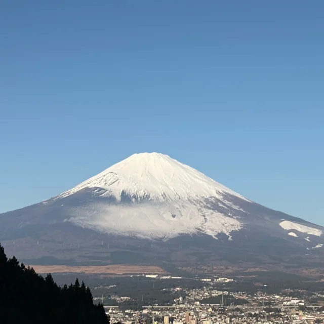 おはようございます。
今年も残すところあと少しとなりました。
今朝の富士山です。積もった雪が前掛けエプロンのようです。
#乙女森林公園キャンプ場
#御殿場市
#富士山の見えるキャンプ場
#富士山
#金時山
#箱根
#年末年始
#ミクリ
#micri
