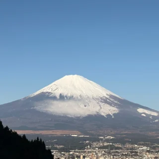 おはようございます。
今年も残すところあと少しとなりました。
今朝の富士山です。積もった雪が前掛けエプロンのようです。
#乙女森林公園キャンプ場
#御殿場市
#富士山の見えるキャンプ場
#富士山
#金時山
#箱根
#年末年始
#ミクリ
#micri