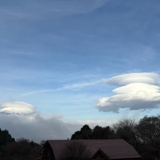 おはようございます。
今朝の富士山には傘雲と大きな吊るし雲！
今週末は、寒くなりそうです。
#乙女森林公園キャンプ場
#御殿場市
#富士山
#富士山の見えるキャンプ場
#箱根
#金時山
#傘雲
#吊るし雲
#ミクリ
#micri
