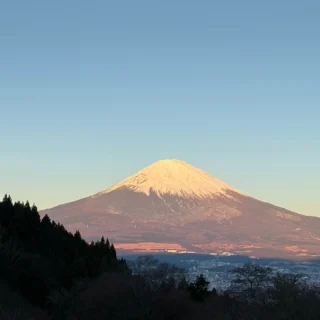 おはようございます。
乙女森林公園第2キャンプ場から望む、今朝午前７時の富士山です。
この時間の少し前は、富士山が紅色に染まる「紅富士」をご覧いただくことができます。
ぜひお泊りいただき、この時期だけの富士山をお楽しみください。
この週末の連休は、コテージ、オートキャンプサイトともまだ若干の空きがあります。宿泊をご計画されている方は直接キャンプ場までお問い合わせください。
0550-82-7870
#乙女森林公園キャンプ場
#御殿場市
#富士山
#紅富士
#金時山
#箱根
#ミクリ
#micri